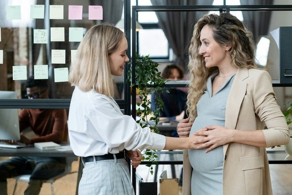 Grossesse et travail : droits des femmes enceintes et conseils pour concilier travail et maternité