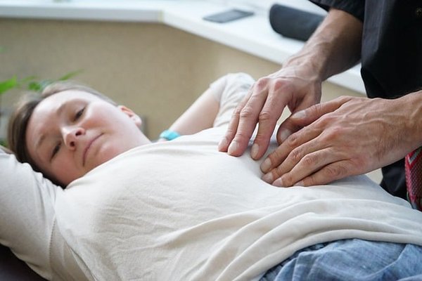 Apprenez les bienfaits du massage abdominal à paris
